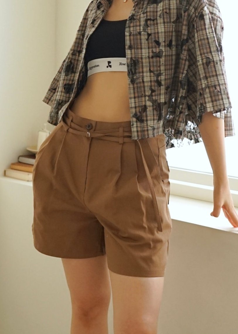 double belted pleated shorts