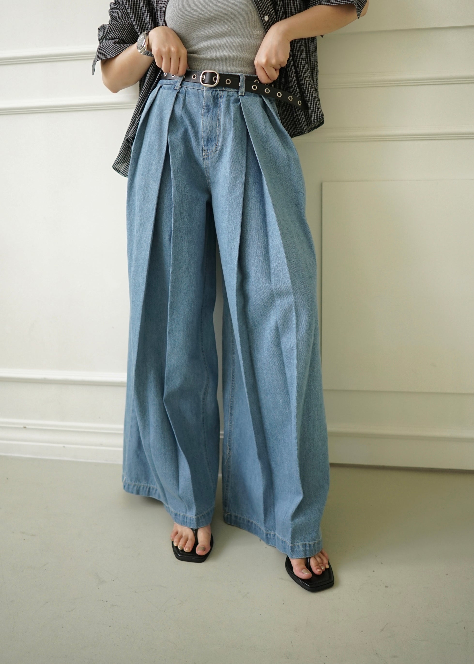 High rise pleated wide leg jeans