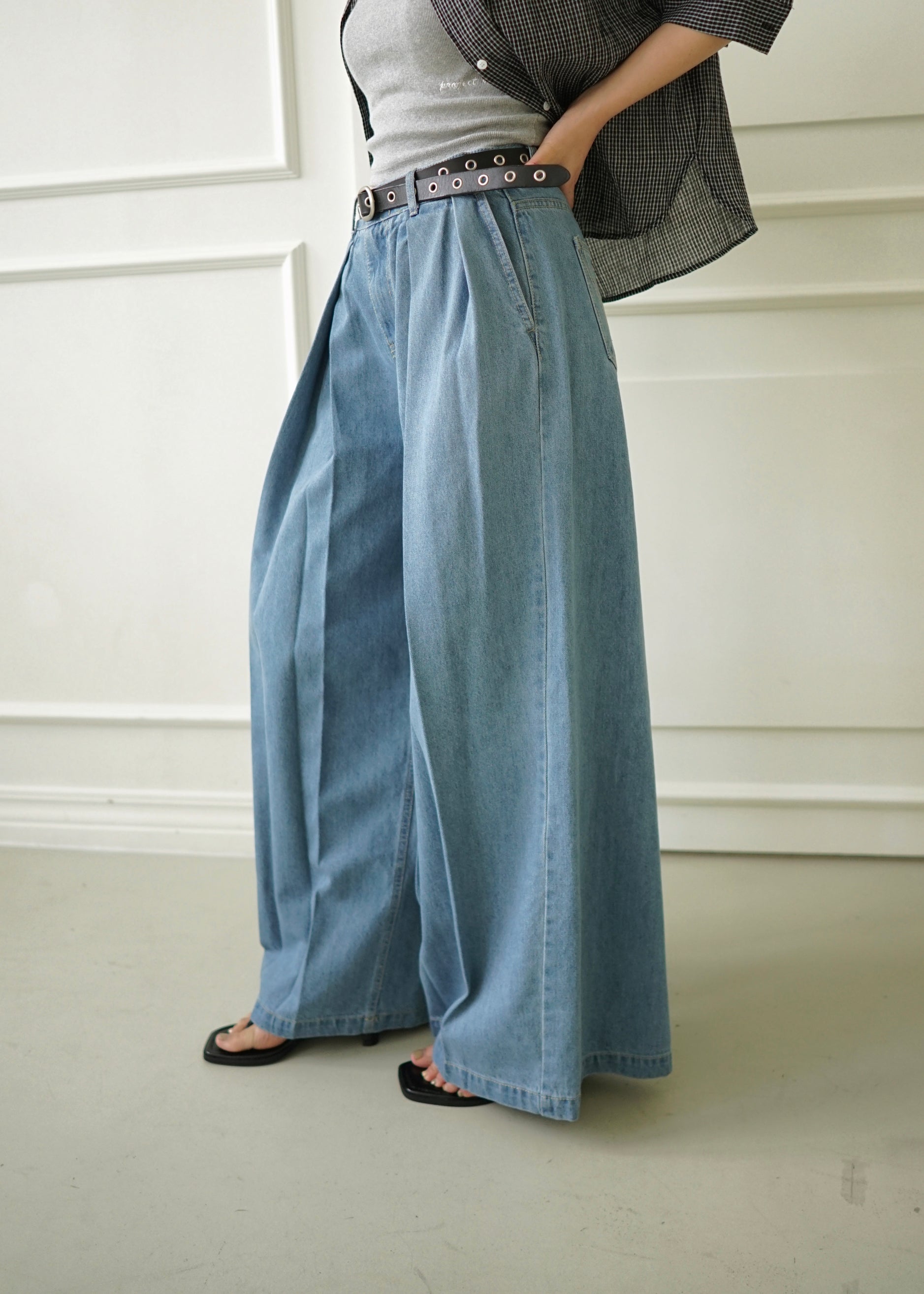 High rise pleated wide leg jeans